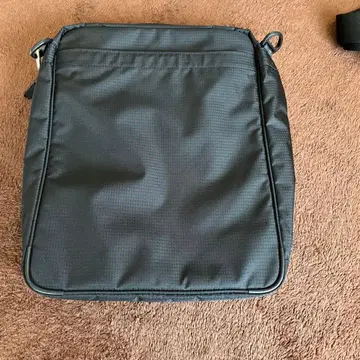 ACE 숄더백 세로형 A4 사이즈 수납 가능