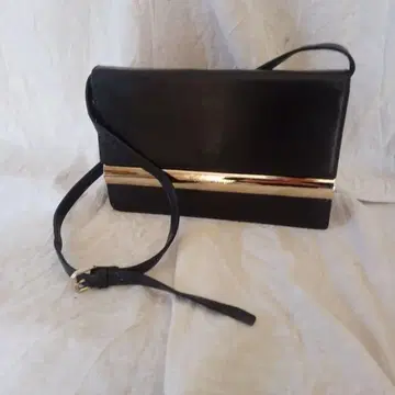 블랙 숄더백 골드 스트라이프