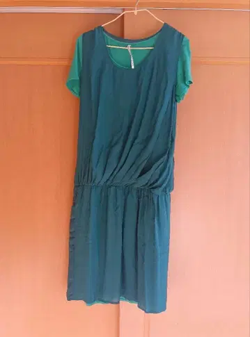 그린 실크 원피스 스나오 쿠와하라