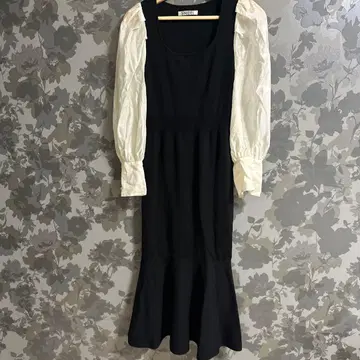 플레어 슬리브 타이트 핏 원피스