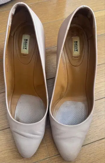 BALLY 베이지 스틸레토 하이힐