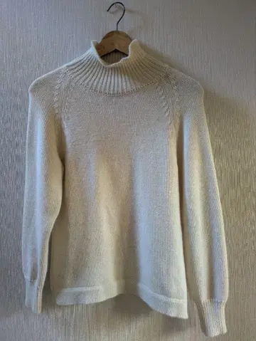 아이보리 터틀넥 스웨터 엘보 배치 포함