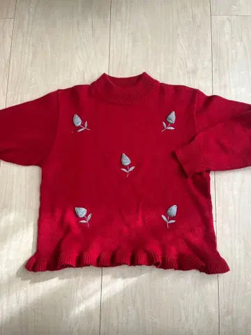 Used 빨간색 꽃 자수 긴팔 니트