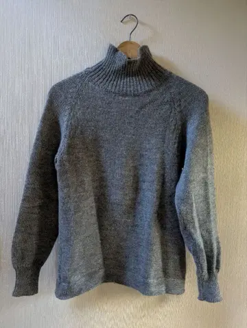 그레이 터틀넥 스웨터 엘보 패치 포함