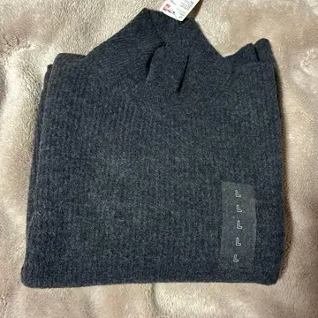 유니클로 수플레얀 하이넥 스웨터 다크 그레이