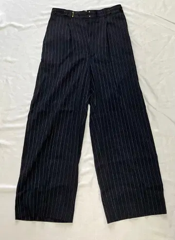 ROKU 린넨 턱 와이드 팬츠 네이비 스트라이프 34