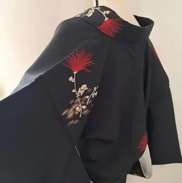 앤티크 꽃 패턴 옷감 블랙