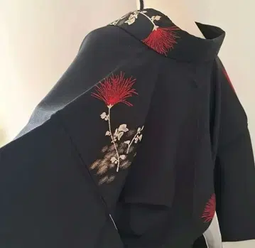 앤티크 꽃 패턴 옷감 블랙