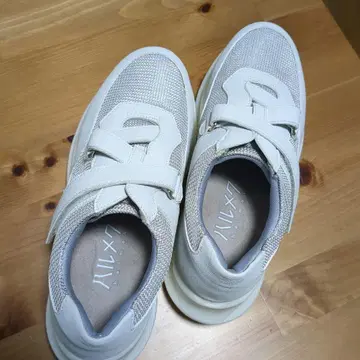 화이트 메쉬 스니커즈