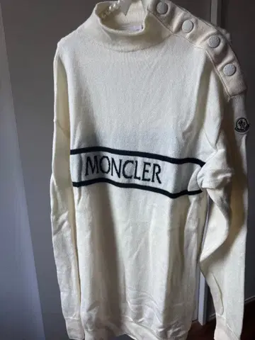MONCLER 버튼 하이넥 니트