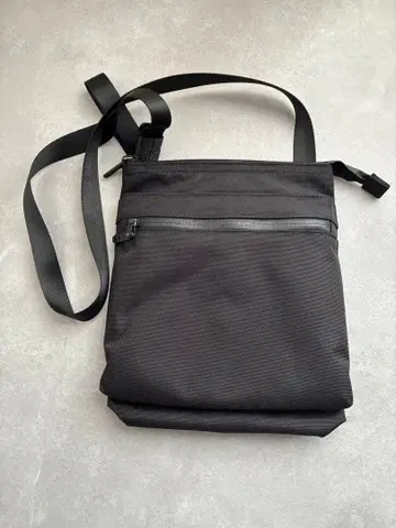 나일론제 블랙 숄더백