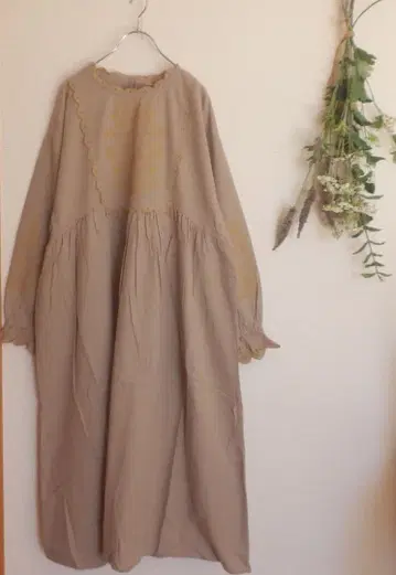 사만사 모스모스 배색 자수 원피스