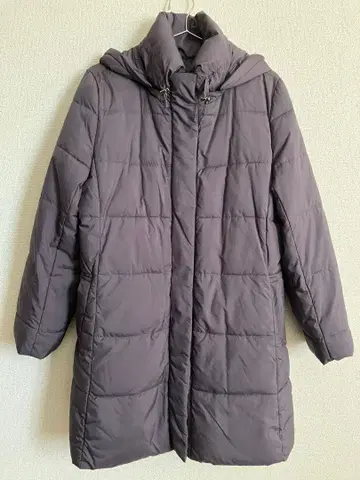 후드 부착 다크 그레이 퀼팅 코트