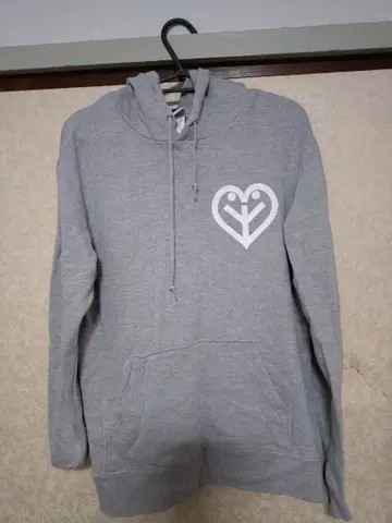 그레이 하트형 로고 후드티 오카무라 야스유키