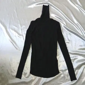 SOEJU 소주 블랙 터틀넥 니트 L 사이즈