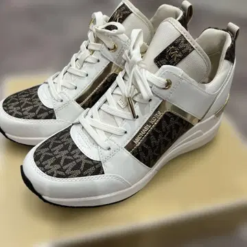 미사용 새상품 마이클코어스 브라운 골드 스니커즈 6.5 23.5cm