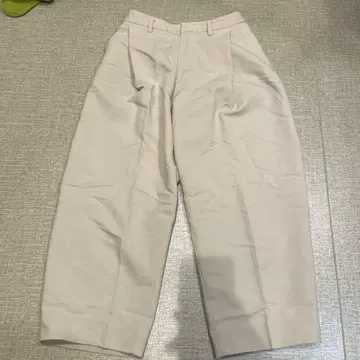 Studious 화이트 와이드 팬츠 블랙 버튼 포함