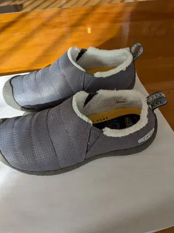 KEEN 그레이 슬립온