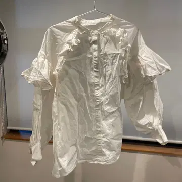 프릴 달린 화이트 셔츠