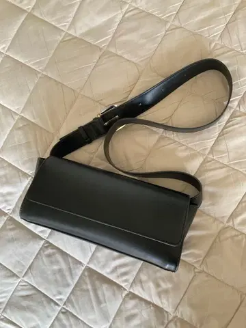 미사용 새상품 블랙 숄더백 플랩 디자인