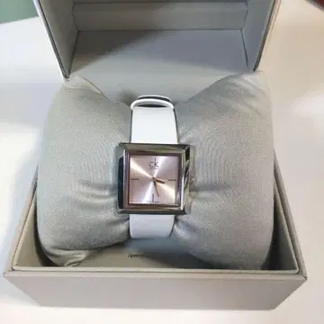 Calvin Klein 화이트 손목시계 스퀘어 디지털