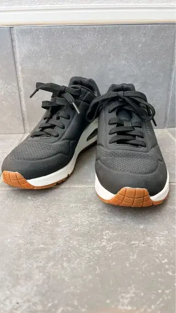 SKECHERS 블랙 스니커즈 24cm