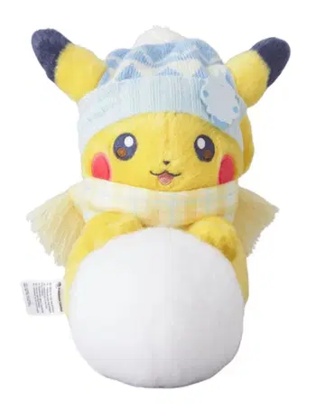 봉제 인형 피카츄와 눈놀이