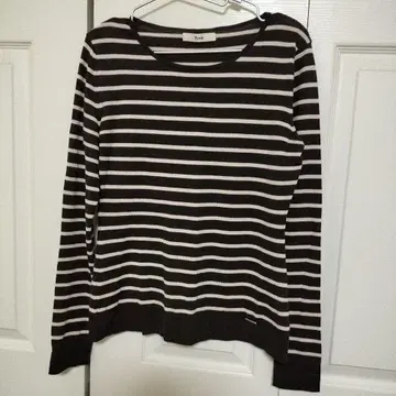 르네 브라운과 핑크 스트라이프 니트