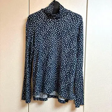 네이비 도트 터틀넥 긴팔