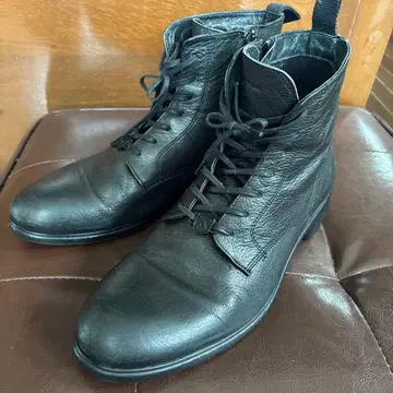 블랙 가죽 레이스업 부츠 사이드 지퍼 포함 앰비셔스