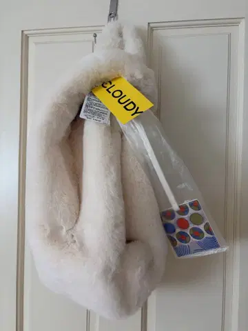 CLOUDY 퍼 토트백 크림색