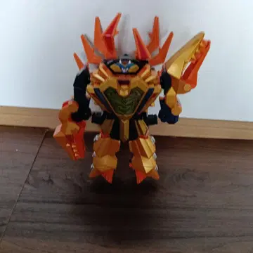 스파이크 달린 로봇 피규어 약 20cm