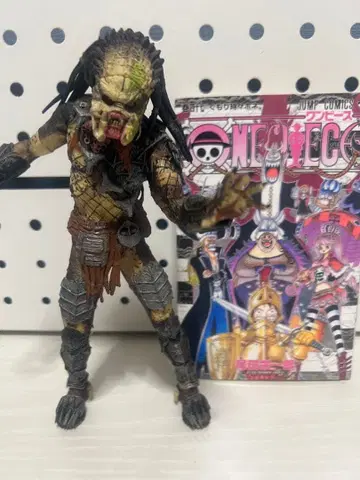 프레데터 피규어