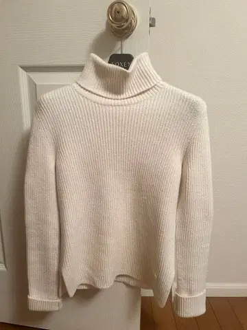 폭시 화이트 터틀넥 스웨터