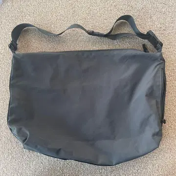 유니클로 U UNIQLO U 메신저 백 다크 그레이