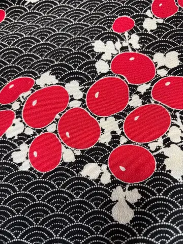 단고 크레이프 원단 순수 실크 1필 블랙 바탕 비늘 무늬 빨간색