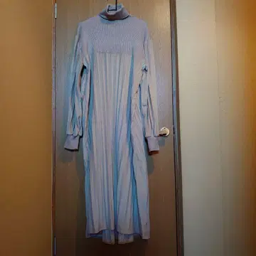 베이지 터틀넥 니트 원피스