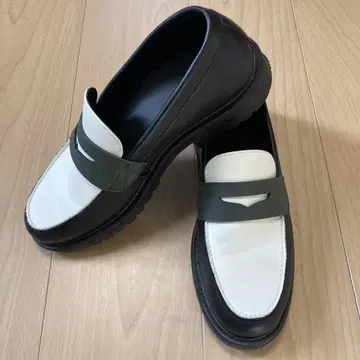 [ 컨디션 최상 ] ZARA 블랙 화이트 로퍼 가죽 신발