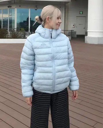 라이트 블루 후드 부착 다운 자켓