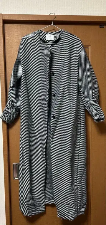 AMERI 케이프 부착 롱 코트