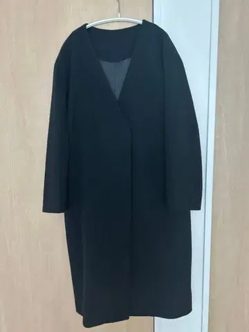 Elura 블랙 노카라 롱 코트