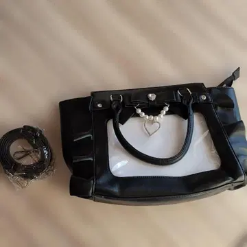 리본 포함 블랙 숄더백