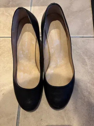 블랙 가죽 펌프스 중간 힐