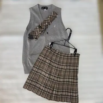 그레이 가디건과 체크 스커트 셋업