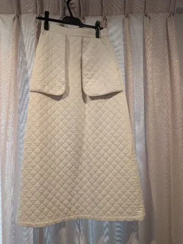 크림색 퀼팅 롱 스커트
