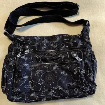 나일론 숄더백 블랙 앤 화이트 패턴