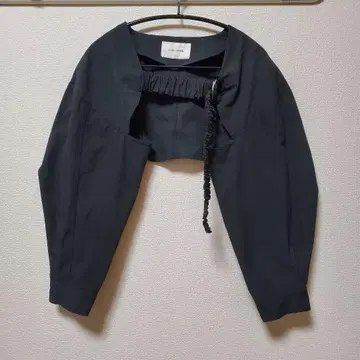 LA PEAU DE GEM 블랙 숏 자켓 노카라 볼레로풍