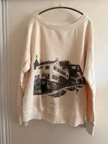 앰프팜 크림색 오버 사이즈 맨투맨