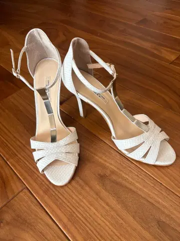 화이트 힐 샌들 크로스 스트랩