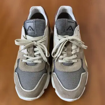 그레이/베이지 스포츠 스니커즈